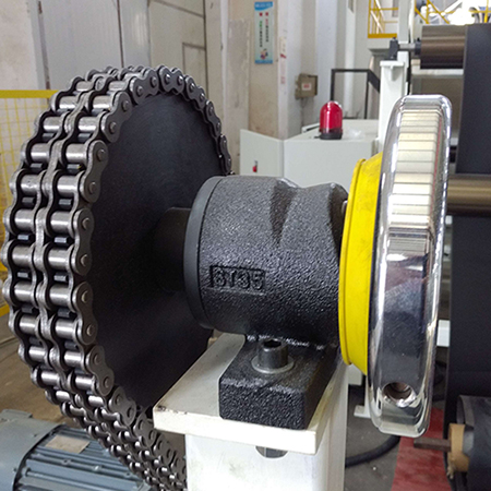 35安全夾頭在流延機(jī)設(shè)備上的應(yīng)用 35安全夾頭在流延機(jī)設(shè)備上的應(yīng)用