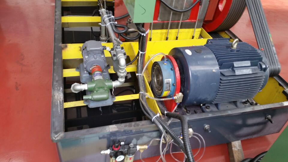 Drum type pneumatic clutch brake